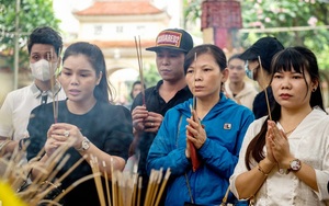 Người dân đội mưa, bật khóc trong lễ cầu siêu cho các nạn nhân vụ cháy chung cư mini ở Hà Nội