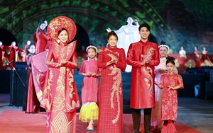 NTK Hoàng Ly trình diễn áo dài rồng phượng tại Hoàng thành Thăng Long