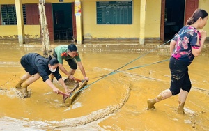 Nghệ An: Nhói lòng trước hình ảnh trường học ngổn ngang bùn đất sau trận lũ ống