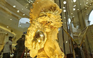 Chiêm ngưỡng tượng rồng bằng vàng 9999 cao hơn 3 mét chào vía Thần tài 2024