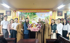 Hội LHPN tỉnh Vĩnh Long thăm, chúc mừng các trường hạ nhân mùa an cư kiết hạ  - Ảnh 1.