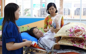 Nữ sinh bị gãy đốt sống lưng phải nằm để làm bài thi vào lớp 10 ở TPHCM   