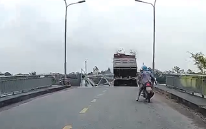 Video: Khoảnh khắc sập cầu Phong Châu