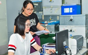 Viên chức được ký kết hợp đồng lao động hoặc hợp đồng dịch vụ với cơ quan, tổ chức, đơn vị khác