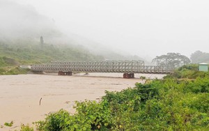 TP Huế khẩn trương di dời dân khỏi vùng nguy hiểm, ứng phó mưa lũ đặc biệt lớn- Ảnh 1. Mưa lũ trong những ngày qua tại miền Trung gây nhiều thiệt hại