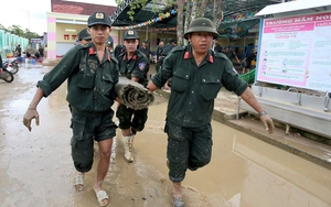 Cảnh sát cơ động Công an TPHCM sát cánh cùng người dân Khánh Hoà khắc phục hậu quả sau lũ