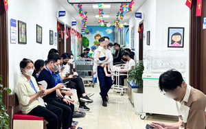 Quá tải bệnh nhi khi giao mùa: Nhiều bệnh viện phải kê thêm giường phụ, tận dụng hành lang 