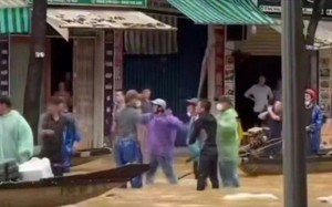 Xác minh clip nhóm người hỗn chiến bằng mái chèo giữa dòng nước ngập ở Huế
