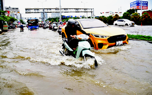 TPHCM: Triều cường lên cao giờ tan tầm, giao thông nhiều nơi hỗn loạn