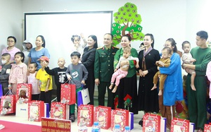 Mang Giáng sinh ấm áp đến với các bệnh nhi