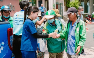 Tỏa mát yêu thương, hàng nghìn chai nước được dược sĩ Long Châu trao tay người dân 