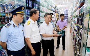 Thủ tướng yêu cầu tiếp tục đẩy mạnh cao điểm ngăn chặn buôn lậu, hàng giả