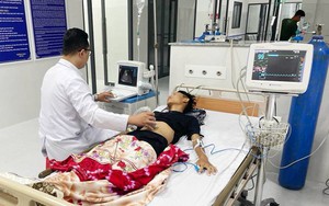 Em bé chào đời an toàn ngay tại đặc khu Côn Đảo- Ảnh 1. Bác sĩ giỏi tới Côn Đảo điều trị cho người bệnh bị chấn thương nặng vùng bụng