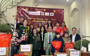 Báo Phụ nữ Việt Nam thăm, tặng quà trẻ em khuyết tật nhân dịp năm mới