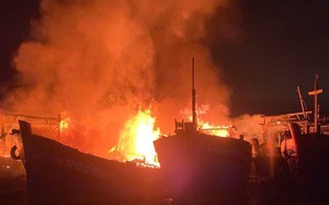 Quảng Ngãi: 4 tàu cá bốc cháy trong đêm khi đang neo đậu