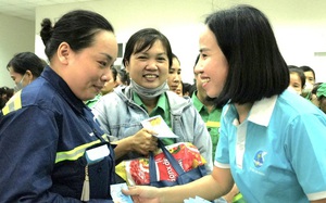 Hội LHPN TPHCM tặng 500 phần quà Tết cho nữ công nhân môi trường