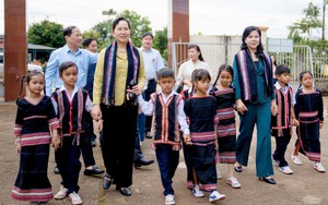 20/10, mong thay hoa bằng hộp sữa, thẻ khám thai dành tặng mẹ bầu khó khăn ở Gia Lai- Ảnh 3.