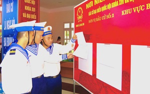 Cán bộ, chiến sĩ Vùng 2 Hải quân thực hiện bầu cử sớm