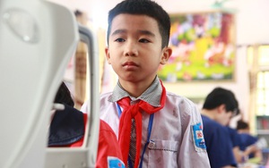 Khám sàng lọc mắt miễn phí cho gần 600 học sinh tiểu học