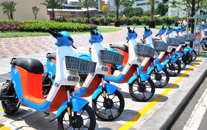 TPHCM: Người dân, du khách hào hứng với dịch vụ Xe đạp điện công cộng
