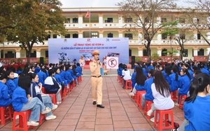 Cảnh sát giao thông Hưng Yên trực tiếp hướng dẫn kỹ năng lái xe an toàn cho học sinh