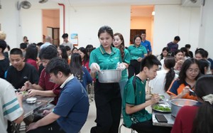 Tận tâm nấu ăn miễn phí phục vụ sĩ tử thi tốt nghiệp THPT