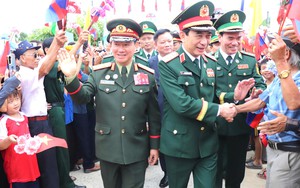 Đại tướng Phan Văn Giang dâng hương tưởng niệm các anh hùng liệt sĩ tại Công viên Lê Thị Riêng- Ảnh 11.