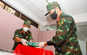 Bộ Tư lệnh Quân khu 7 dâng hương tưởng niệm các anh hùng liệt sĩ tại Công viên Lê Thị Riêng - Ảnh 6.