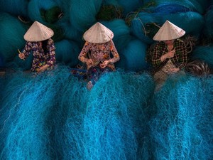 Bức ảnh Vá lưới đoạt giải nhất cuộc thi 'Phụ nữ nông thôn và Phát triển bền vững'