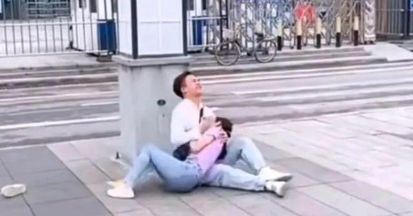 Cô gái nằm khóc giữa đường vì bị người yêu 6 năm hủy hôn, nguyên nhân khiến nhiều người suy ngẫm