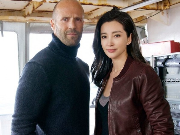 Nghẹt thở xem Lý Băng Băng và Jason Statham đấu với 'Cá mập siêu bạo chúa'