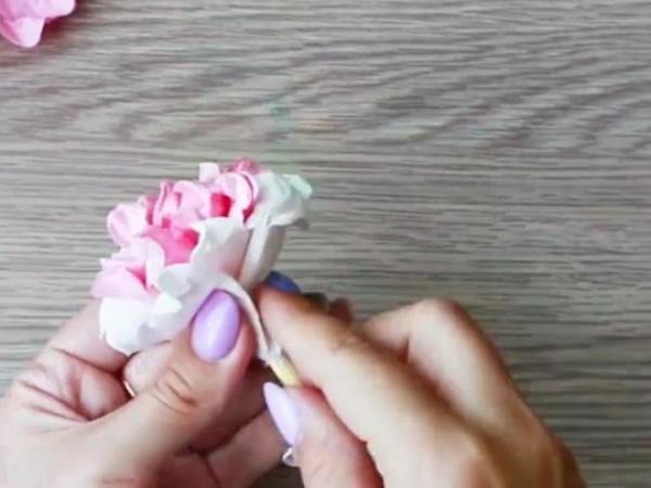 Có thể sử dụng loại khăn giấy nào để tạo bông hoa đẹp nhất?
