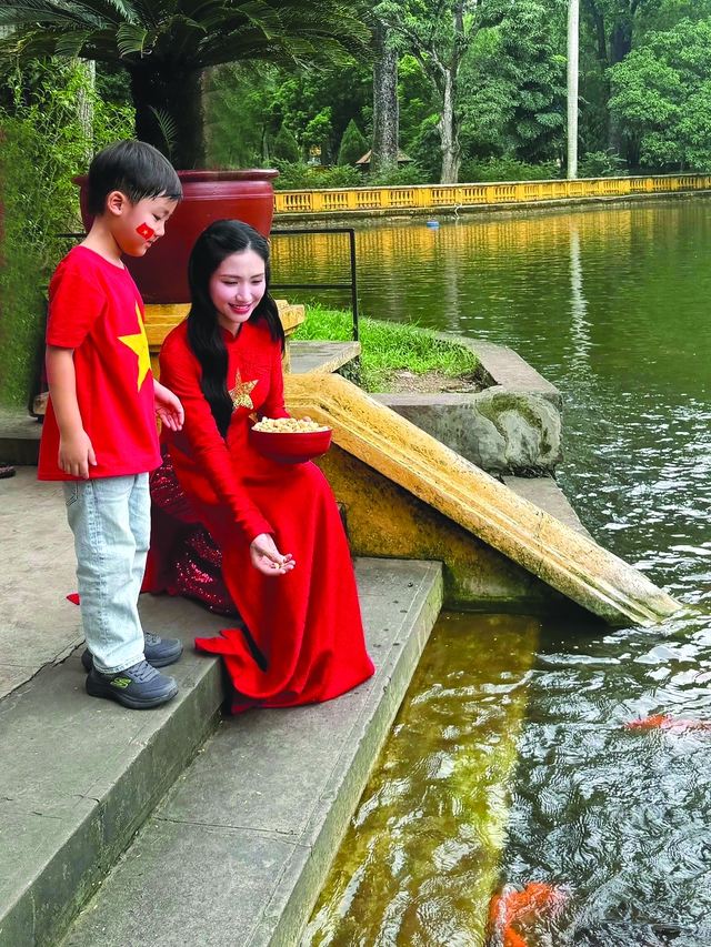 Hòa Minzy và con trai