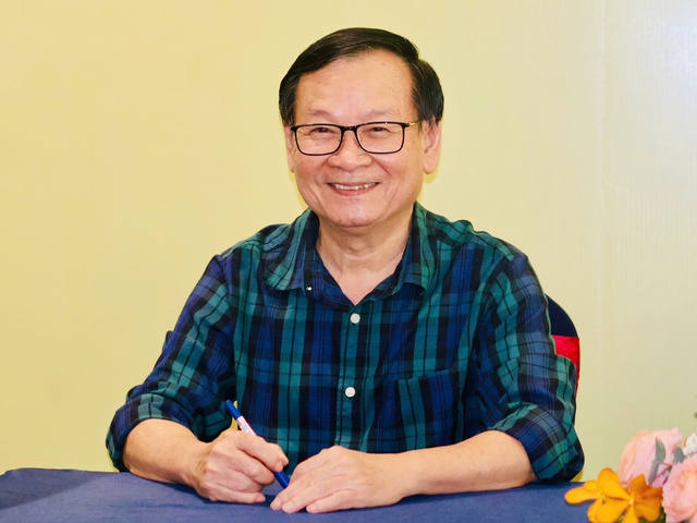 Nhà văn Nguyễn Nhật Ánh ký tặng bạn đọc trong buổi họp báo ra mắt sách Cô hàng xóm và bốn viên kẹo vào chiều 26/11. Ảnh: Hồ Lam Nhà văn Nguyễn Nhật Ánh ký tặng bạn đọc trong buổi họp báo ra mắt sách Cô hàng xóm và bốn viên kẹo vào chiều 26/11. Ảnh: Hồ Lam