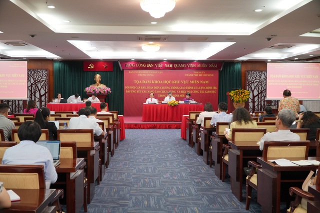 Tọa đàm quy tụ khoảng 500 đại biểu là lãnh đạo các sở, ban, ngành, cùng các giảng viên trực tiếp giảng dạy 5 môn lý luận chính trị của gần 100 trường đại học và cao đẳng trên địa bàn TPHCM Tọa đàm quy tụ khoảng 500 đại biểu là lãnh đạo các sở, ban, ngành, cùng các giảng viên trực tiếp giảng dạy 5 môn lý luận chính trị của gần 100 trường đại học và cao đẳng trên địa bàn TPHCM