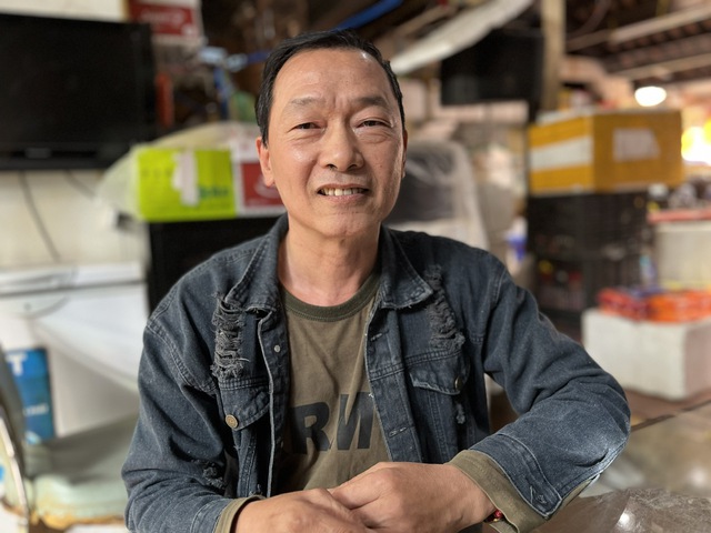 Người thầy may cờ thắp niềm tin cho những người thợ khuyết tật- Ảnh 1. Người thầy may cờ thắp niềm tin cho những người thợ khuyết tật- Ảnh 1.