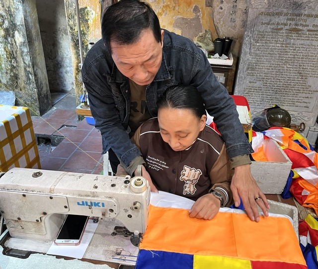 Người thầy may cờ thắp niềm tin cho những người thợ khuyết tật- Ảnh 2. Người thầy may cờ thắp niềm tin cho những người thợ khuyết tật- Ảnh 2.