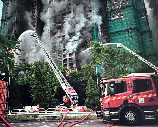 Vụ cháy chung cư tại Hồng Kông: Ít nhất 44 người tử vong, hàng trăm người mất tích- Ảnh 1.