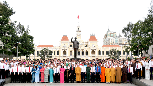 Đoàn đại biểu Đại hội MTTQ Việt Nam TPHCM dâng hoa tưởng nhớ Chủ tịch Hồ Chí Minh- Ảnh 2.