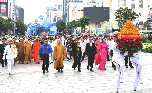 Đoàn đại biểu Đại hội MTTQ Việt Nam TPHCM dâng hoa tưởng nhớ Chủ tịch Hồ Chí Minh- Ảnh 1.