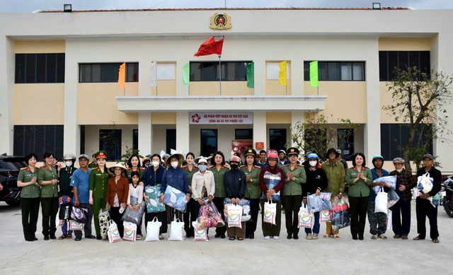 Phụ nữ Công an Đà Nẵng gửi nhiều phần quà thiết yếu đến đồng bào vùng lũ- Ảnh 4. Phụ nữ Công an Đà Nẵng gửi nhiều phần quà thiết yếu đến đồng bào vùng lũ- Ảnh 4.