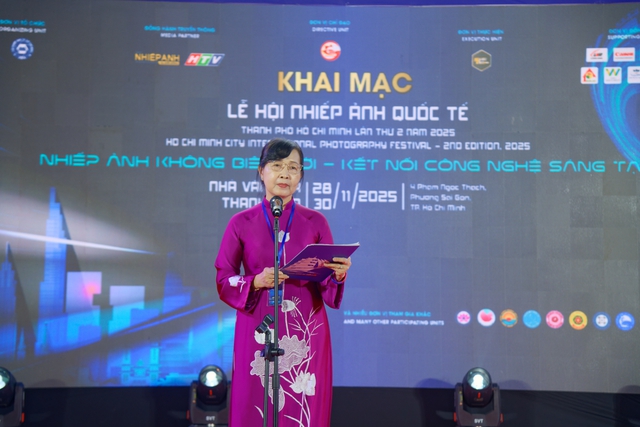 Nghệ sĩ nhiếp ảnh Trần Thị Thu Đông – Đại biểu Quốc hội , Phó chủ tịch Liên hiệp các Hội Văn học Nghệ thuật Việt Nam, Chủ tịch Hội nhiếp ảnh Việt Nam phát biểu tại lễ khai mạc Nghệ sĩ nhiếp ảnh Trần Thị Thu Đông – Đại biểu Quốc hội , Phó chủ tịch Liên hiệp các Hội Văn học Nghệ thuật Việt Nam, Chủ tịch Hội nhiếp ảnh Việt Nam phát biểu tại lễ khai mạc