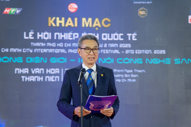 Ông David Tay - Phó chủ tịch Liên đoàn Nhiếp ảnh Thế giới FIAP chia sẻ về sứ mệnh kết nối của Nhiếp ảnh trong buổi khai mạc Ông David Tay - Phó chủ tịch Liên đoàn Nhiếp ảnh Thế giới FIAP chia sẻ về sứ mệnh kết nối của Nhiếp ảnh trong buổi khai mạc