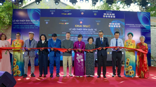 Các đại biểu thực hiện nghi thức cắt băng khai mạc lế hội Các đại biểu thực hiện nghi thức cắt băng khai mạc lế hội