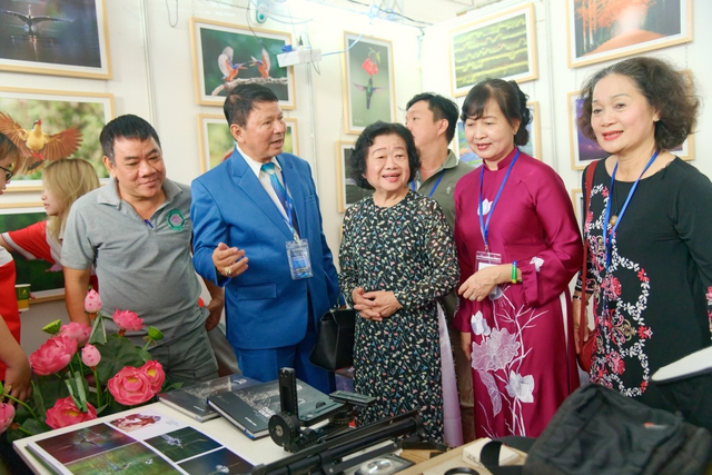Nghệ sĩ Nhiếp ảnh Đoàn Hoài Trung, Chủ tịch Hội Nhiếp ảnh TPHCM giới thiệu các gian hàng trưng bày cùng các đại biểu Nghệ sĩ Nhiếp ảnh Đoàn Hoài Trung, Chủ tịch Hội Nhiếp ảnh TPHCM giới thiệu các gian hàng trưng bày cùng các đại biểu