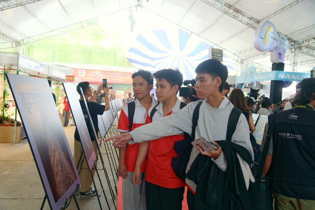 Các bạn trẻ thưởng lãm những tác phẩm nhiếp ảnh đặc sắc tại lễ hội Các bạn trẻ thưởng lãm những tác phẩm nhiếp ảnh đặc sắc tại lễ hội