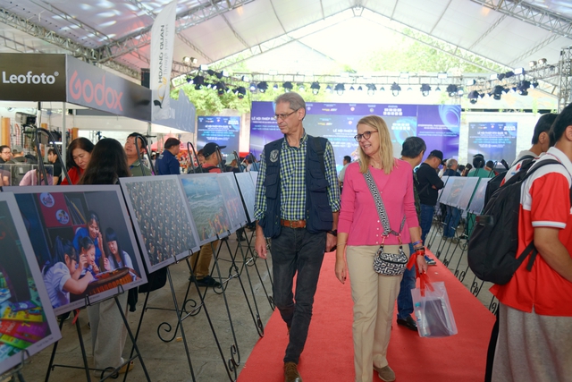 Ông Ioannis Lykouris - Tổng thư ký Liên và vợ cùng xem triển lãm ảnh tại lễ khai mạc Ông Ioannis Lykouris - Tổng thư ký Liên và vợ cùng xem triển lãm ảnh tại lễ khai mạc