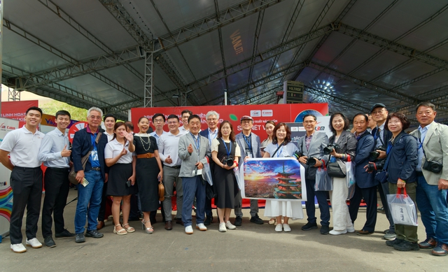 Các nhiếp ảnh gia Hàn Quốc cùng chụp lưu niệm, giới thiệu sự hiện diện của mình tại lễ hội Các nhiếp ảnh gia Hàn Quốc cùng chụp lưu niệm, giới thiệu sự hiện diện của mình tại lễ hội