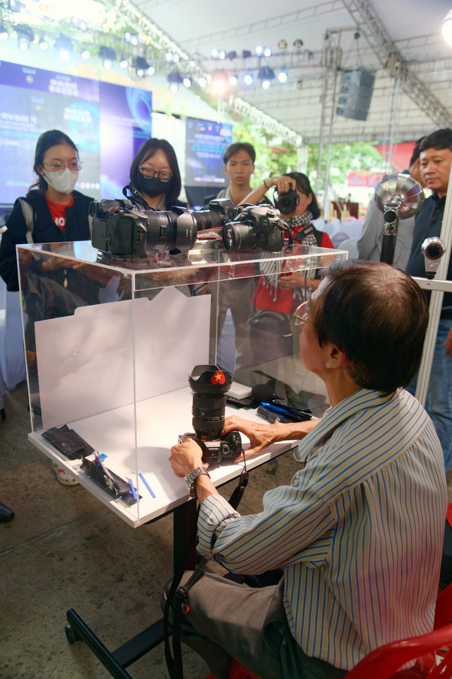 Một gian hàng tạo sự thu hút bằng dịch vụ vệ sinh cảm biến máy ảnh miễn phí cho người tham dự Một gian hàng tạo sự thu hút bằng dịch vụ vệ sinh cảm biến máy ảnh miễn phí cho người tham dự