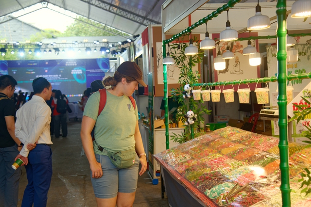 Ngoài ra còn nhiều gian hàng ẩm thực mang đến những cảm nhận đa dạng cho người tham gia lễ hội Ngoài ra còn nhiều gian hàng ẩm thực mang đến những cảm nhận đa dạng cho người tham gia lễ hội